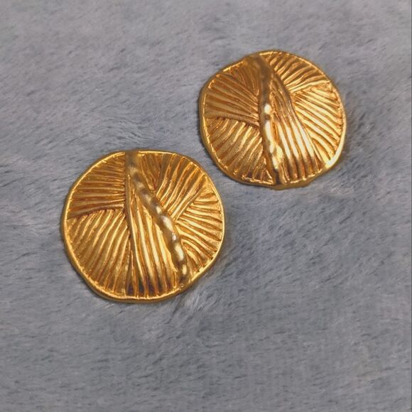 Vintage Textured Goldtone Disc Style Clip Earrings - Picture 6 of 7